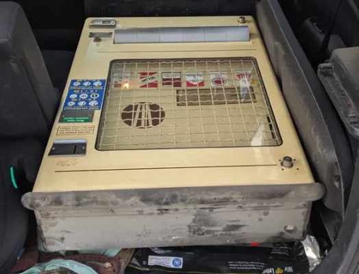 Der Zigarettenautomat liegt im Kofferraum eines Autos auf dem Heimweg